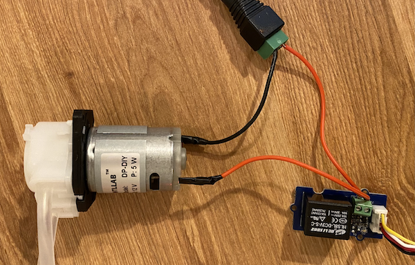 通過繼電器連接的水泵