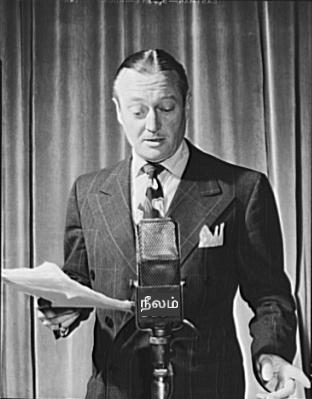 Edmund Lowe, அமெரிக்க நடிகர், radio microphone (NBC Blue Network) அருகில் நின்று, script பிடித்துக்கொண்டு, 1942