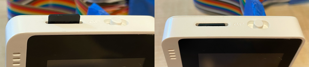 電源スイッチの下にあるSDカードスロットにSDカードを挿入する様子