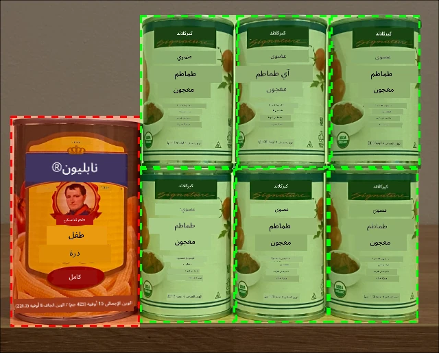 علبة ذرة صغيرة وضعت على رف معجون الطماطم
