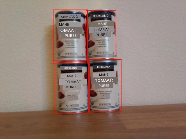4 tomatipasta purki, mille ümber on piirdekastid