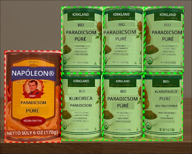 Egy eltévedt bébikukorica konzerv a paradicsompüré polcon