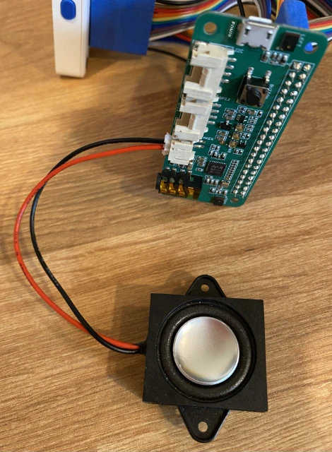 Um alto-falante conectado ao ReSpeaker com um cabo JST