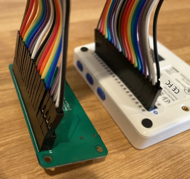Um ReSpeaker com os pinos do lado esquerdo conectados aos pinos do lado esquerdo do Wio Terminal