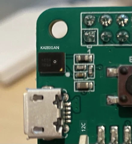 Isang MEMS microphone sa circuit board