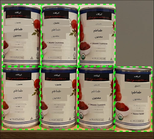7 علب من معجون الطماطم على رف، 4 في الصف العلوي، 3 في الصف السفلي