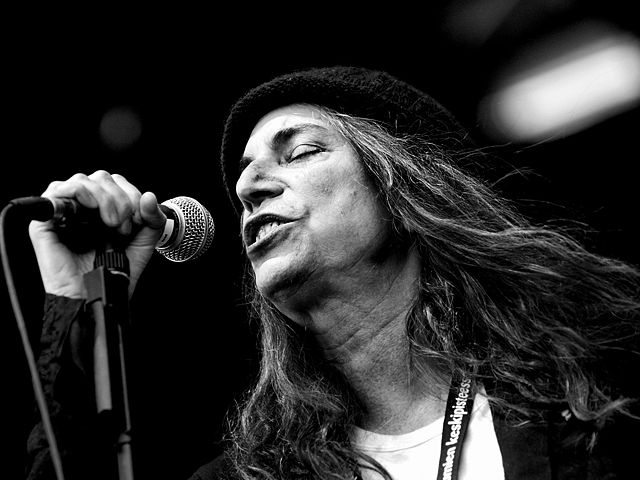 Patti Smith singing into a Shure SM58 (dynamic cardioid type) microphone