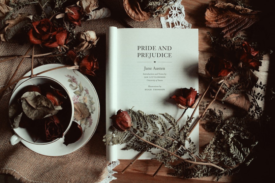 Libro Orgullo y Prejuicio y té